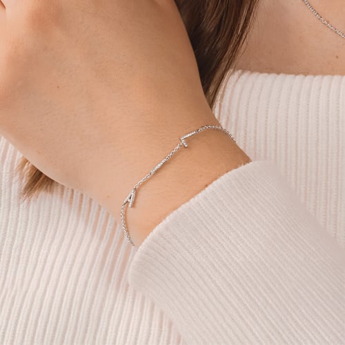 Stříbrný náramek se 3 písmenky a lab-grown diamanty Anika