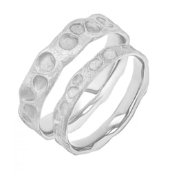 Snubní prsteny s atypickým povrchem ze zlata Iris