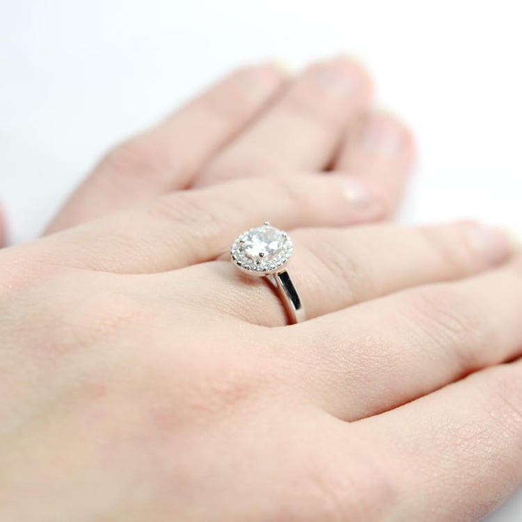 Zlatý zásnubní prsten z 18k zlata a diamanty na ruce Chastity 5011