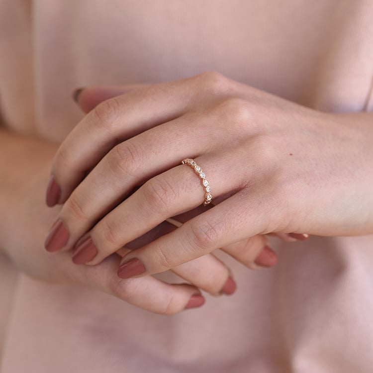 Stříbrný eternity prsten zdobený zirkony 62048