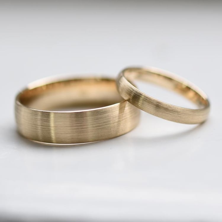 Komfortní snubní prsteny ze žlutého zlata s matným povrchem 61608