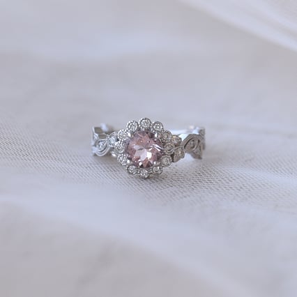 Zásnubní prsten s morganitem a diamanty ve vintage stylu Jyspie