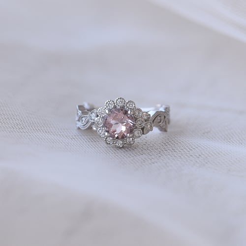 Zásnubní prsten s morganitem a diamanty ve vintage stylu Jyspie