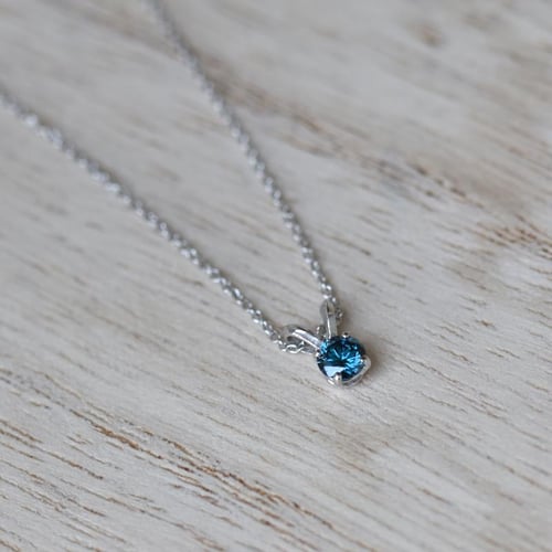 Modrý diamant v přívěsku Lalom