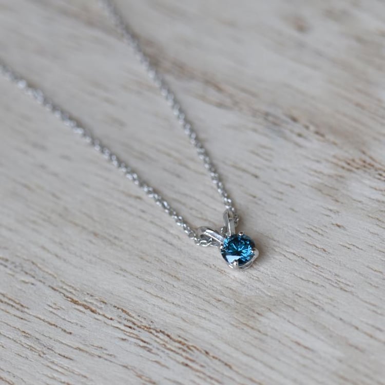 Diamant ve zlatém náhrdelníku 45102