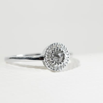 Zásnubní prsten ze zlata se salt and pepper diamantem Tafne