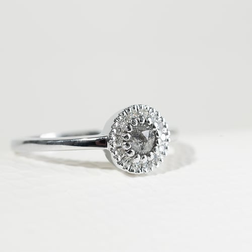 Zásnubní prsten ze zlata se salt and pepper diamantem Tafne
