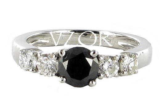prsten s ciernym diamantom 