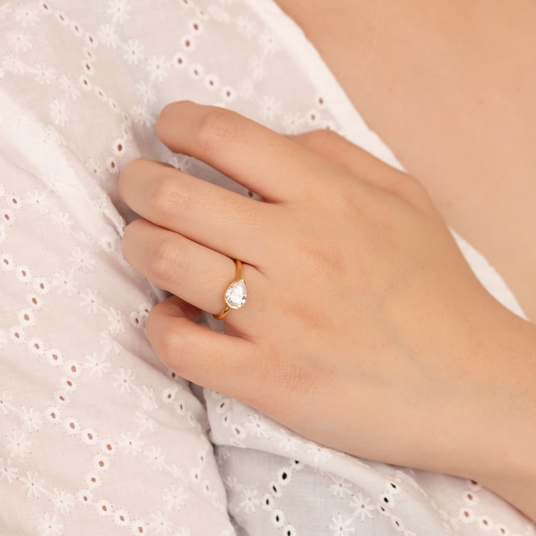 Zlatý prsten s half-bezel pear diamantem Timarete 164516