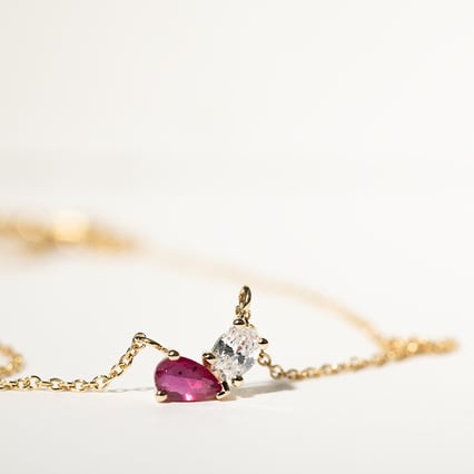 Náhrdelník Toi et Moi s rubínem a lab-grown diamantem Lennon