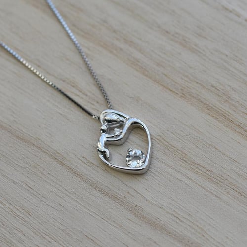 Stříbrný přívěsek matka a dítě s bílým topazem a diamantem Ella