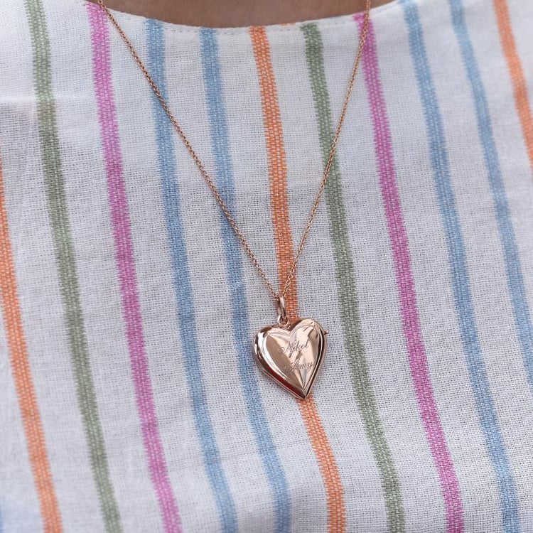 Zlatý medailon ve tvaru srdce s gravírem 45843