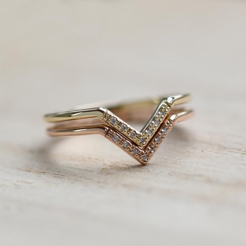 Zlatý vykrojený snubní prsten s diamanty Bebeha