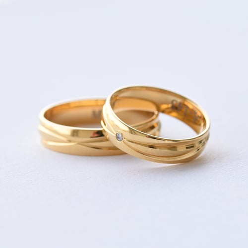 Elegantní zlaté snubní prsteny s diamantem Carlo