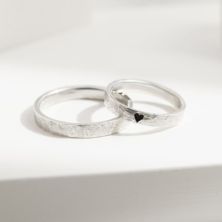 Tepané a škrábané zlaté snubní prsteny s enamelovým srdcem Abale 157197