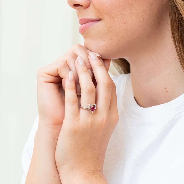 Zlatý prsten s lab-grown rubínovým srdcem a diamanty Liola 144201