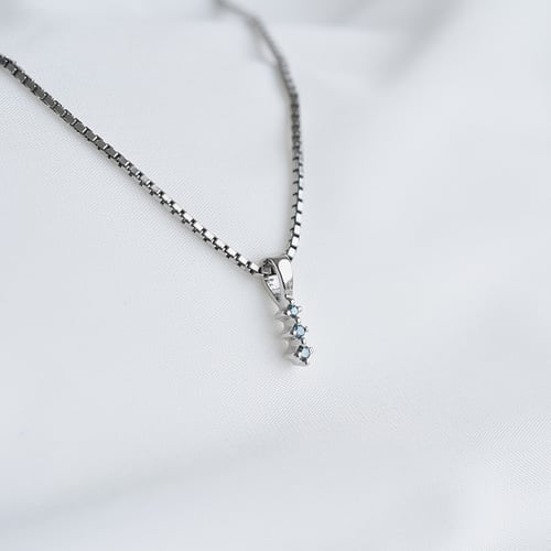 Stříbrný přívěsek s modrými diamanty Zusa