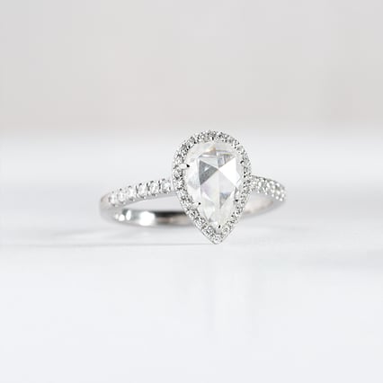 Zásnubní prsten s centrálním pear moissanitem a postranními lab-grown diamanty Ladfer