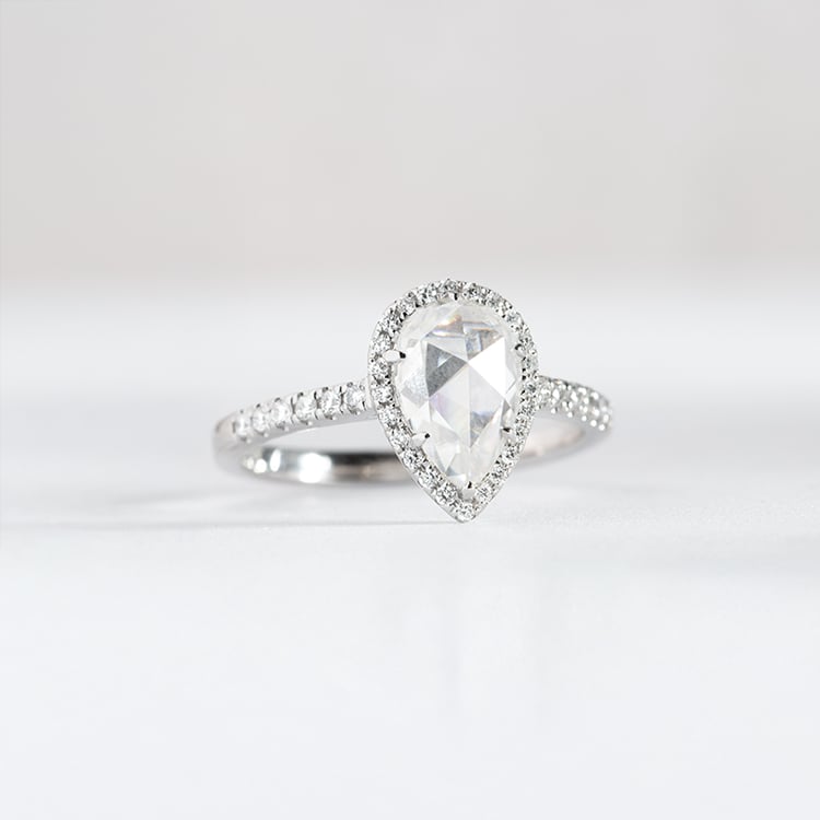 Zásnubní prsten s centrálním pear moissanitem a postranními lab-grown diamanty Ladfer 150111