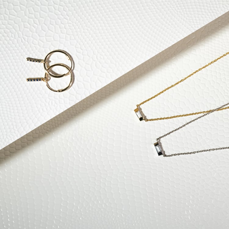 Zlatý náhrdelník s bílým baguette safírem Sharly 129238