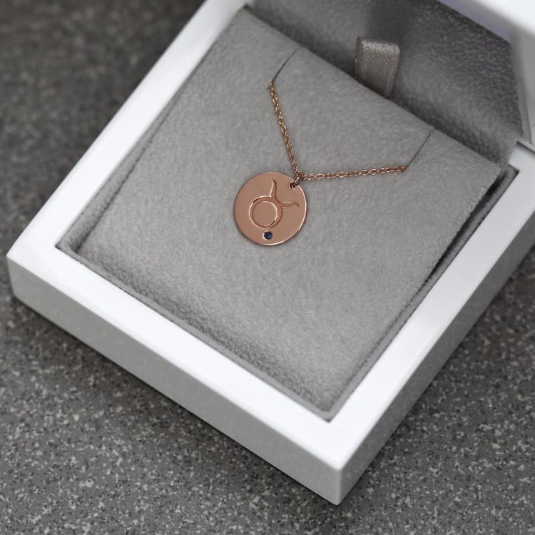 Stříbrný přívěsek se znamením a modrým safírem Býk 103431