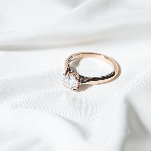 Zásnubní prsten s moissanitem a lab-grown diamanty Libby
