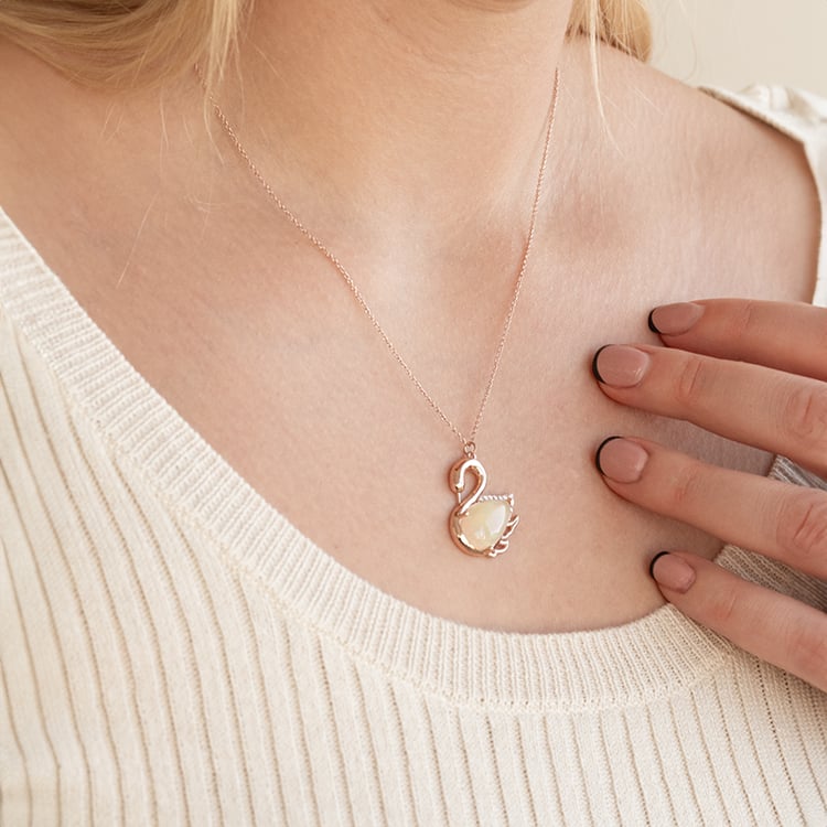 Opálový přívěsek z růžového zlata ve tvaru labutě Cisne 135733