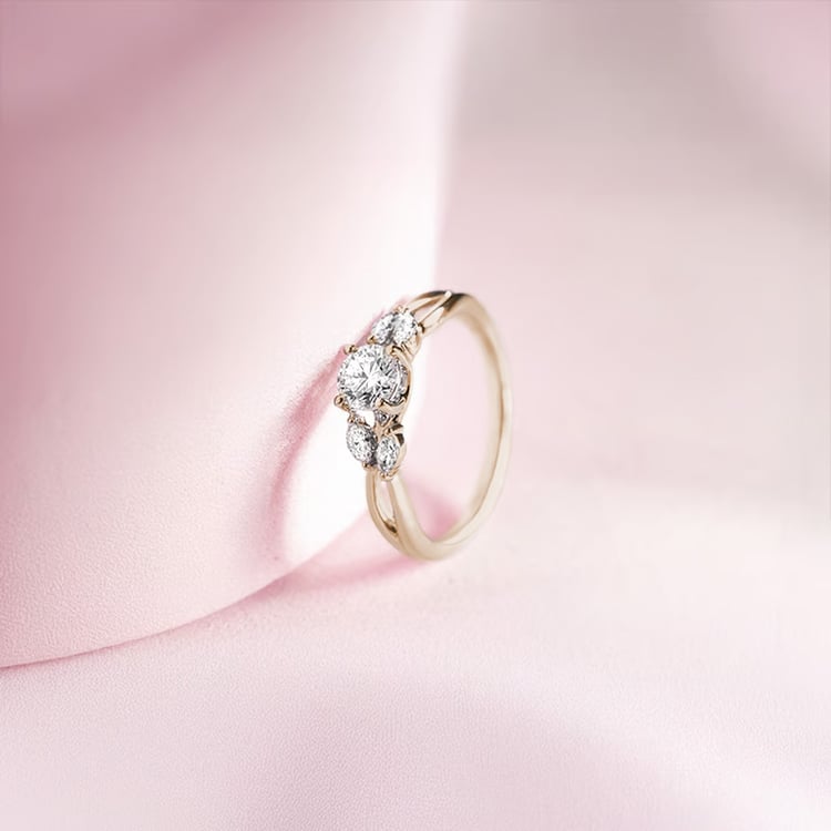 Romantický zásnubní prsten z oříškového zlata s lab-grown diamanty 165169