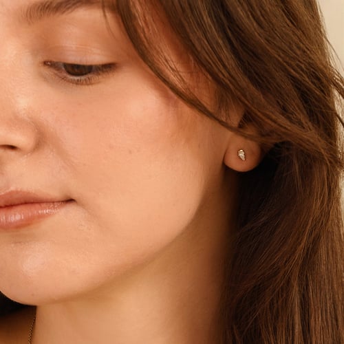 Minimalistické zlaté peckové náušnice s pear diamanty Ronja