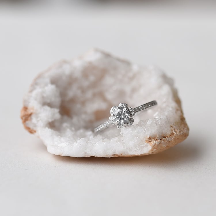 Zásnubní prsten ve tvaru květu s mossanitem 63019