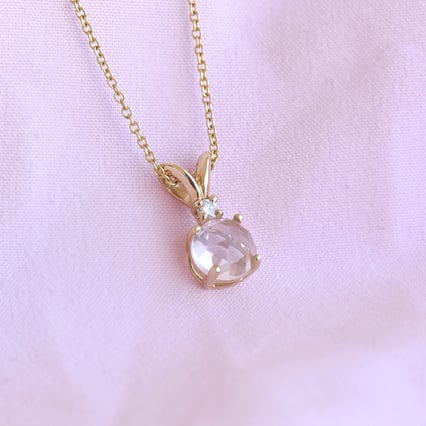 Přívěsek ze zlata s růženínem a diamantem Timotei