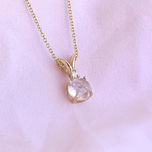 Přívěsek ze zlata s růženínem a diamantem Timotei