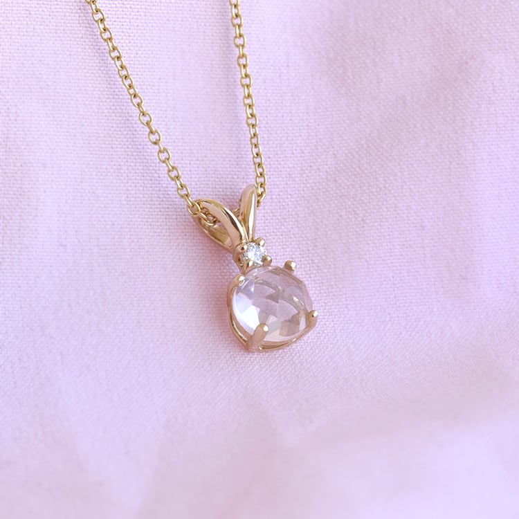 Zlatý přívěsek s růženínem a diamantem 80516