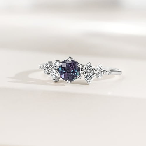 Zásnubní prsten s lab-grown alexandritem a lab-grown diamanty Olha
