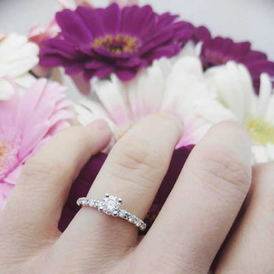 Zlatý zásnubní prsten s diamanty