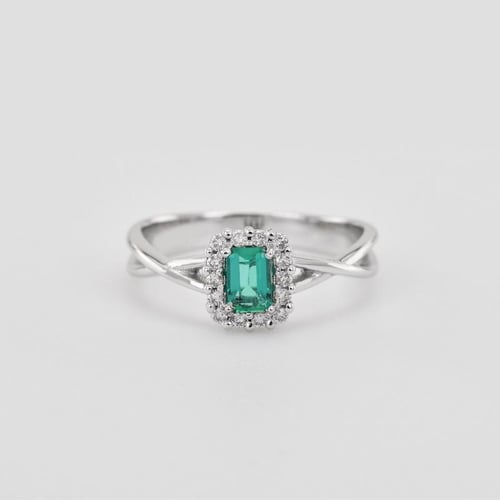 Jemný smaragdový prsten s diamanty Hali
