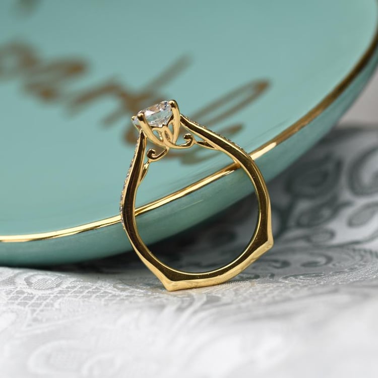 Prsten s moissanitem a diamanty ze zlata 66152