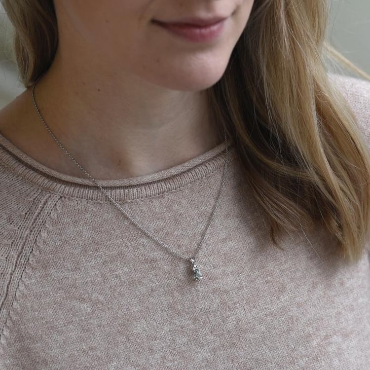 Zlatý náhrdelník se zelenou ametystovou slzou a diamanty 50622