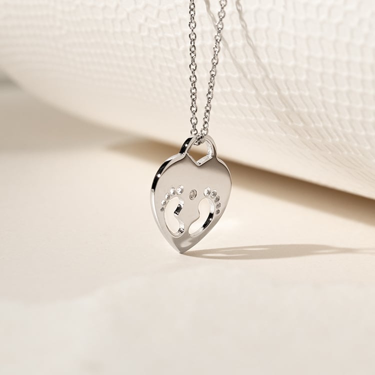 Zlatý přívěsek dětské nožičky s diamantem a gravírem Olivia 137404