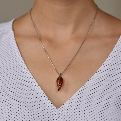 Stříbrný elegantní přívěsek s jantarem Alia