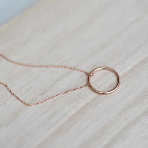 Stříbrný náhrdelník minimalistického tvaru Karma