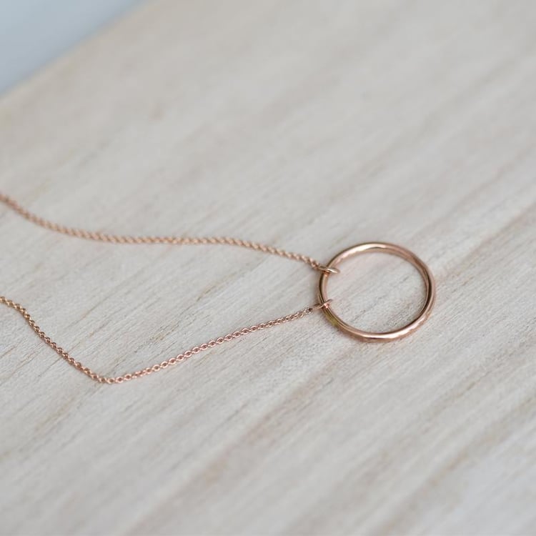 Stříbrný náhrdelník minimalistického tvaru Karma 103614