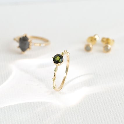 Prsten se zeleným turmalínem a postranními olivíny Imelda