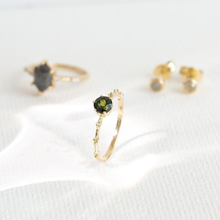 Prsten se zeleným turmalínem a postranními olivíny Imelda 128683