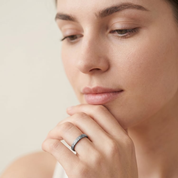 Dámský mírně zaoblený snubní prsten z karbonu Jaidon 166771