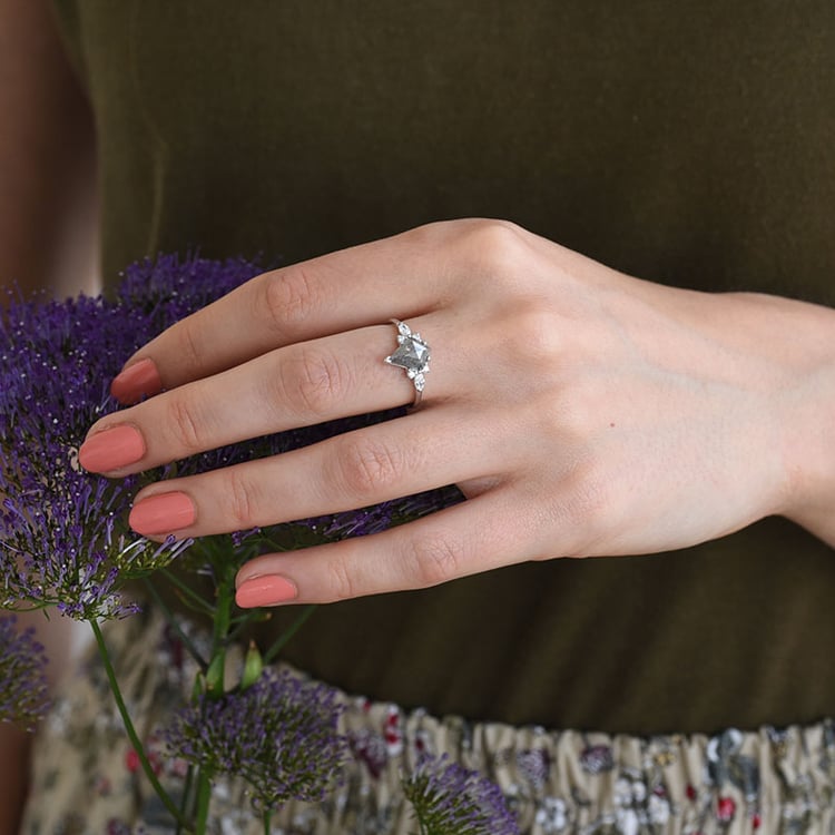 Prsten se salt and pepper diamantem a postranními diamanty 116625