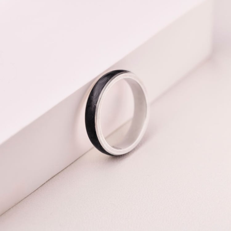 Plochý snubní prsten z karbonu a stříbra Kaidan 165783