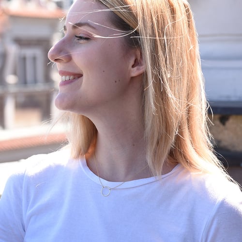 Stříbrný náhrdelník minimalistického tvaru Karma