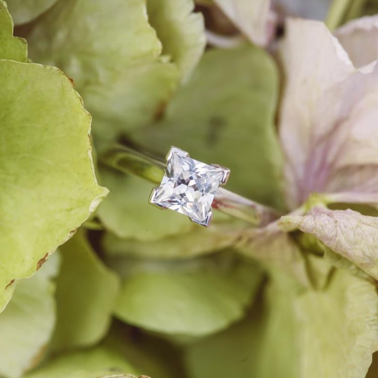 Zásnubní prsten s princess diamantem 12270