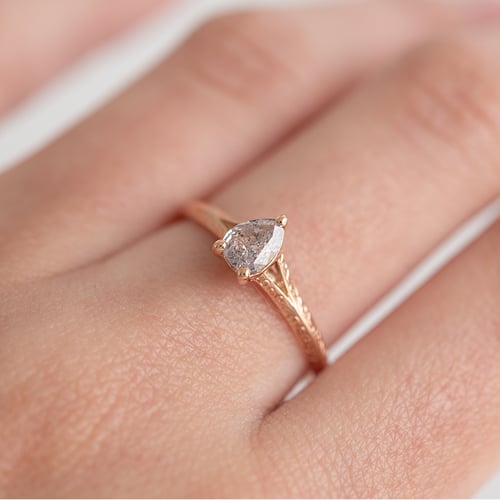 Ručně rytý prsten s pear salt and pepper diamantem Vivia